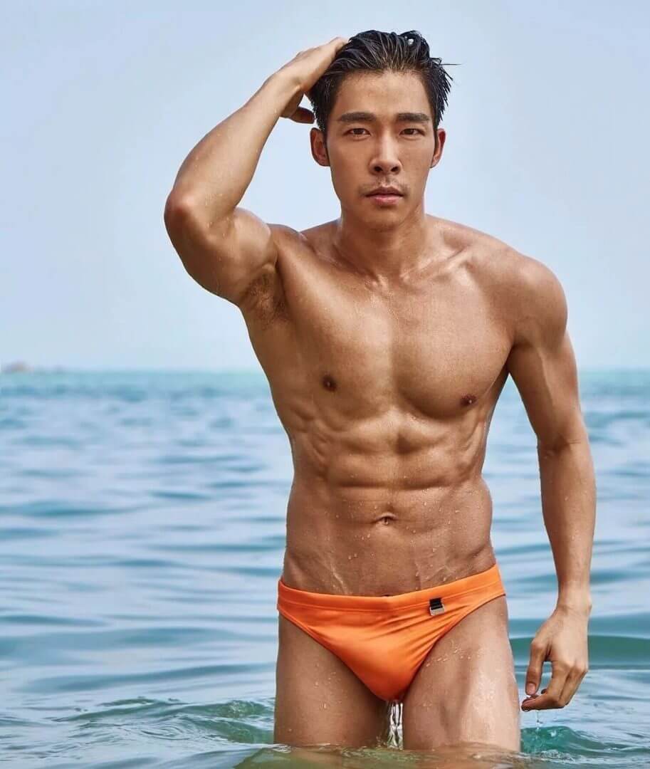 这个泰国“爸爸”海边泳裤穿太小！