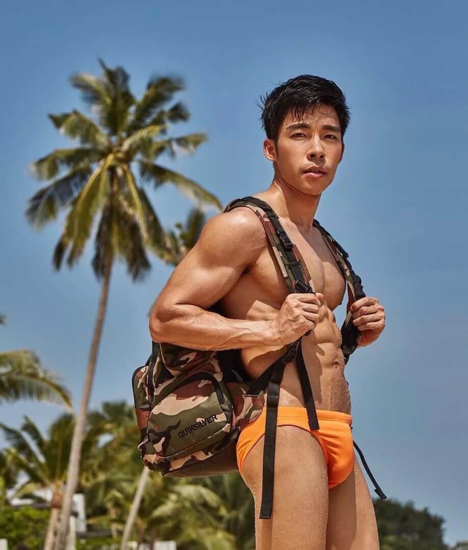 这个泰国“爸爸”海边泳裤穿太小！