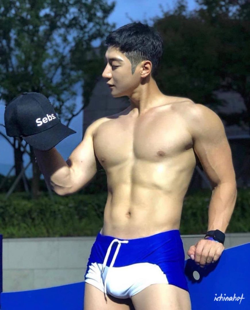 韩国小狼狗超大胸肌撑爆衫，一有机会就露肌肉秀大包！