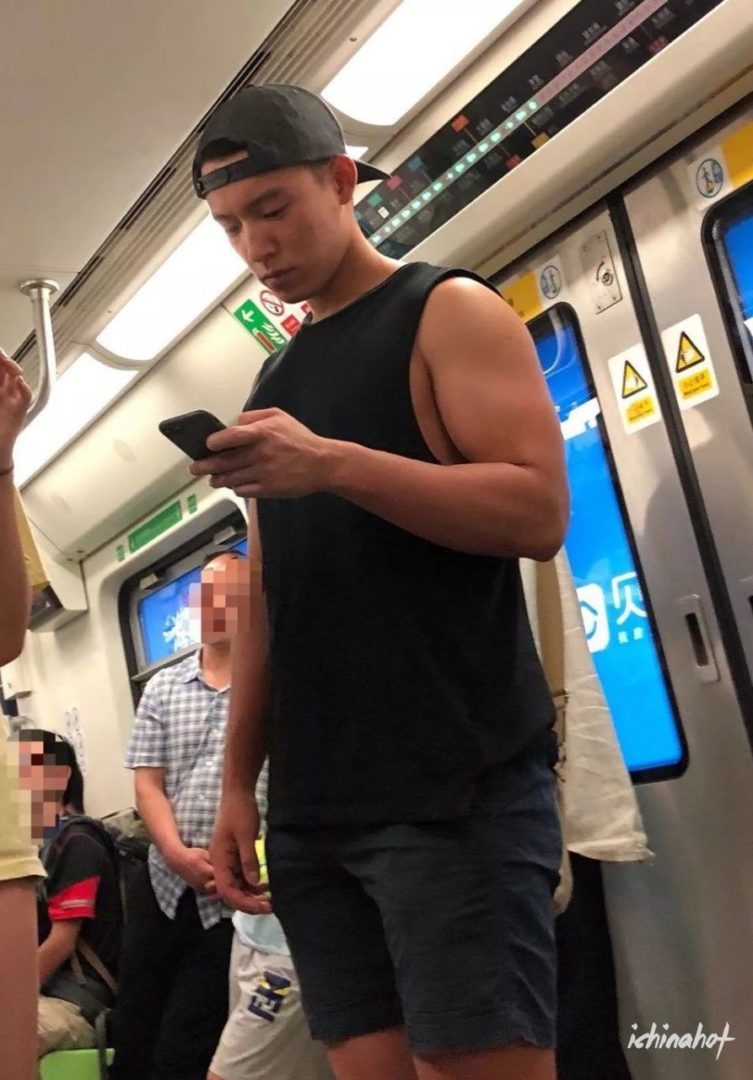 地铁偷拍的极品帅哥，网友刷爆了怎么这么帅！