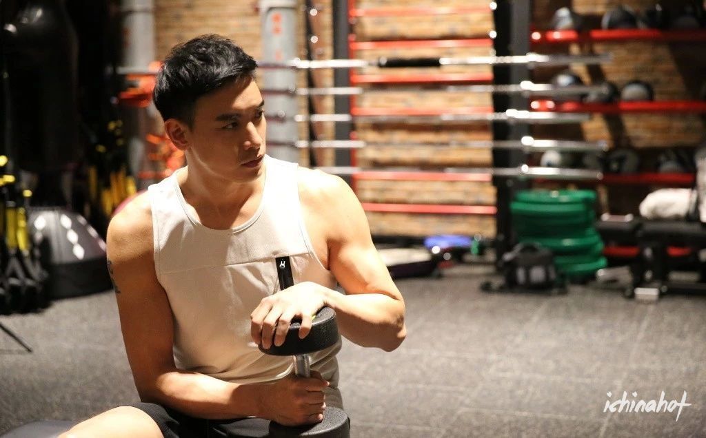 王菊189CM的肌肉健身私教，微博公开找金主爸爸？