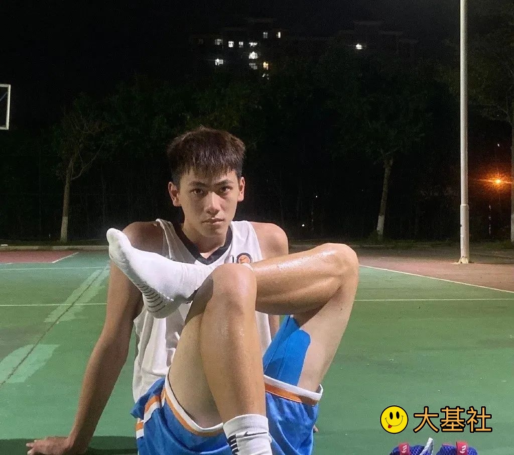 194CM广州篮球体育生，这颜值身材你们可以吗？